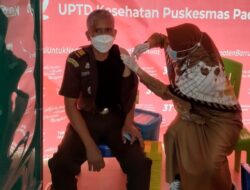 Kejari Barru Laksanakan Vaksinasi Tahap Pertama di PKM Padongko