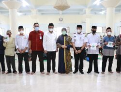 Bupati Barru Serhakan Insentif serta Kartu BPJS Ketenagakerjaaan ke Imam Masjid