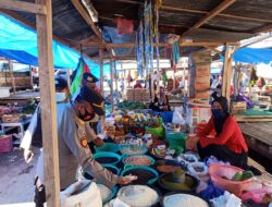 Sat Sabhara Polres Soppeng Gelar Bagi – Bagi Masker di Pasar Lolloe