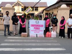 Sat Intelkam Polres Soppeng Beserta Bhayangkari Peduli, Melaksanakan Bagi – Bagi Takjil Buka Puasa