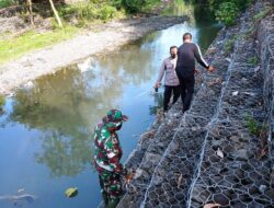 Bhabinkamtibmas Polsek Lalabata Turut serta Kerja Bakti Bersihkan Sungai Lompo