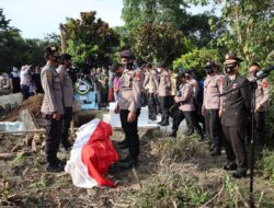 Kapolres Barru Jadi Irup dalam Prosesi Pemakaman Almarhum Briptu Muhammad Syukur P