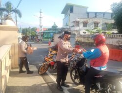 Wujud Kepedulian Polri di Bulan Suci Ramadhan, Sat Binmas Polres Soppeng Bagikan Takjil Kepada Pengendara