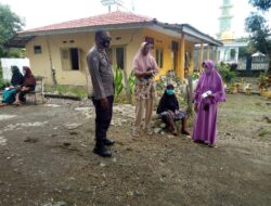 Tiga Pilar Kamtibmas Desa Rompegading Kawal Penyaluran BLT Serta Sosialisasikan Disiplin Protapkes