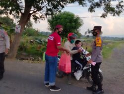 Polsek Ganra bersama Bhayangkari Gelar Bagi Takjil dan Masker Kepada Warga