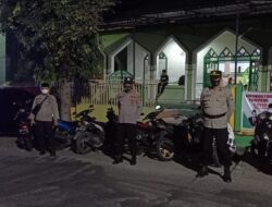 Buktikan Kepedulian, Kapolsek Lalabata di Dampingi Wakapolsek Jaga Keamanan Warga Saat Sholat Tarwih