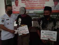 Kades Lampoko Serahkan BLT DD Tahap Kedua Rp 36 Juta