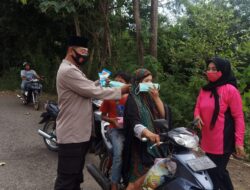 Wujudkan Kepedulian Terhadap Sesama, Kapolsek Lalabata, Bagi- Bagi Takjil dan Masker ke Masyarakat