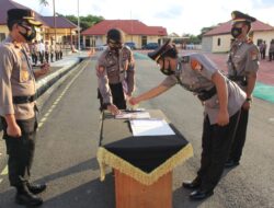Kapolres Pasangkayu Pimpin Sertijab Kasat Intelkam Di Lapangan Apel Corona