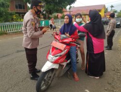 Kapolsek Donri- Donri Pimpin Pembagian Takjil Berbuka Puasa Ke Warga