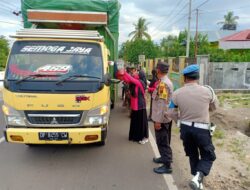 Momen Ramadhan 1442H, Kapolsek Marioriawa Pimpin Bagi-bagi Takjil dan Ajak Warga Patuhi Prokes