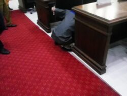Ular Berukuran Kecil Teror Di ruangan Sidang Paripurna DPRD Gowa