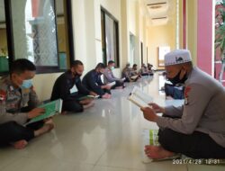Danyon A Pelopor Ajak Personel Tadarus Alquran Bersama di Teras Masjid