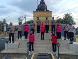 Momen Ramadhan 1442 Hiriyah, Kapolsek Iptu Agustinus Pimpin Bagi takji Gratis ke Warga