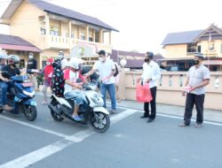 Bagi Takjil, Sat Intelkam Polres Soppeng Selipkan Imbauan Prokes