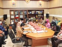 Serahkan SK Pensiun 14 ASN Pemkab Barru, Bupati Sampaikan Apresiasi Dan Terima Kasih Atas Jasa Pengabdiannya