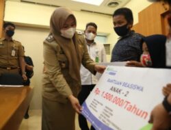 Wawali Fatma Salurkan Rp 475 juta Beasiswa untuk Ahli Waris Non PNS Makassar