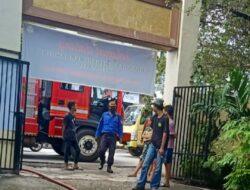 Cegah Covid-19, Tim Damkar Lakukan Penyemprotan Disinfektan di UPT SPF SDN Beroanging Makassar Jelang PTM