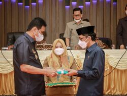 Sidang Paripurna DPRD, Bupati Barru Serahkan Dua Ranperda