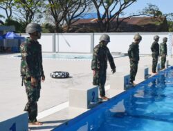 Laksana di Medan Perang Marinir Di Makassar Berenang Gunakan Helem Tempur