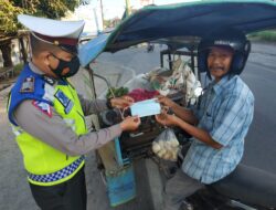 Terapkan Prokes Covid-19, Satlantas Polres Takalar Bagikan Masker   