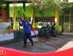 Jelang PTM, Tim Damkar Lakukan Penyemprotan Disinfektan di UPT SPF SD Inpres Kompleks Cambaya Makassar