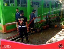 Persiapan PTM, Tim Damkar Gelar Penyemprotan Disinfektan di UPT SPF SMPN 17 Makassar
