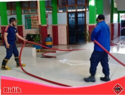 Jelang PTM, Tim Damkar Lakukan Penyemprotan Disinfektan di UPT SPF SMP Negeri 6 Makassar
