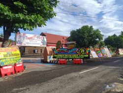 Halaman Depan Mapolres Barru Dipenuhi Karangan Bunga