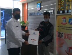Perumda Parkir Makassar Memberikan Bantuan ke Jukir Korban Kebakaran