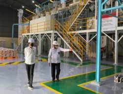 Kunjungi Gudang Bulog, Presiden Jokowi Pastikan Stok Beras Nasional Mencukupi
