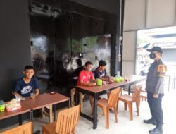 Bhabinkamtibmas Himbau Pengunjung dan Pemilik Cafe untuk Patuhi Protokol Kesehatan