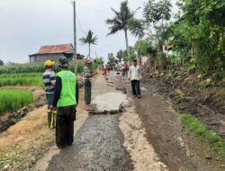 Sering Terjadi Kecelakaan, Warga Kaluku Jeneponto Perbaiki Jalan Rusak