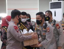 Rayakan 3 Dekade Alumni Akpol 1991, Kapolda Sulsel Salurkan Bansos untuk Nakes dan warga Papua di Makassar