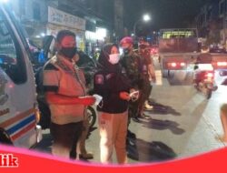 Satgas Raika Ujung Tanah Gelar Patroli dan Bagikan Masker Kepada Warga