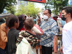 Apresiasi “Gerakan Berbagi Untuk Warga”, Wali Kota Danny Ikut Bagi-bagi Sembako