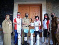 Wali Kota Danny Terima Bantuan 4 Tabung Oksigen dan Regulator dari Petra Peduli Gereja Pantekosta Tabernakel