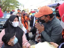 Wali Kota Danny Bagi 7.600 Masker ke Pengendara di Pasar Antang