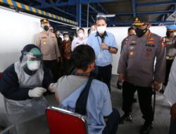 Tinjau Vaksinasi Buruh, Kapolri Minta Buruh Terus Kawal Program Pemerintah Wujudkan Herd Immunit