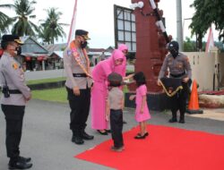 Pengalungan Bunga Warnai Kedatangan Kapolres Pasangkayu Yang Baru