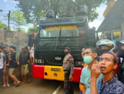 Turunkan Kendaraan Taktis AWC, Tim SAR Batalyon A Pelopor Bantu Warga Padamkan Sijago Merah di Jl. Muh. Tahir