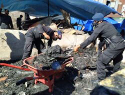 Wujud Bhakti Brimob, 2 SST Batalyon A Pelopor Bantu Bersihkan Sisa-sisa Puing Kebakaran di Jl. Muh. Tahir