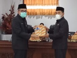 Ketua Komisi 3 DPRD Bantaeng Interupsi Agar Sekwan Legowo Tinggalkan Ruangan,Dalam Penyerahan KUA – PPAS