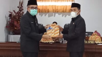 Ketua Komisi 3 DPRD Bantaeng Interupsi Agar Sekwan Legowo Tinggalkan Ruangan,Dalam Penyerahan KUA – PPAS