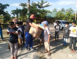Cegah Penularan Virus, Guru UPT SDN 1 Mojong Sidrap Bagikan Faceshield dan Masker pada Siswa
