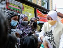 Salurkan Bantuan Korban Kebakaran, Ketua TP PKK Indira Harapkan Warga Perhatikan Kebersihan