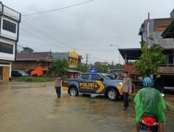 Sat Samapta Polres Wajo Melakukan Patroli di Lokasi Titik Banjir dan  Evakuasi Pohon Tumbang