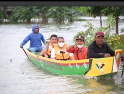 Bupati Wajo  dan Rombongan Tinjau Lokasi Banjir Sekalian Memberikan Bantuan Kepada Warganya