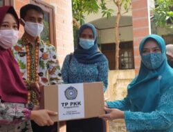 TP PKK Pusat Salurkan 10 Ribu Paket Sembako dan Getol Sosialisasikan Prokes 5M serta Dukung Program Vaksinasi