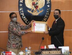 Hadi Prabowo Terima Penghargaan Penyelesaian Batas Negara dari Menko Polhukam Pada HUT BNPP